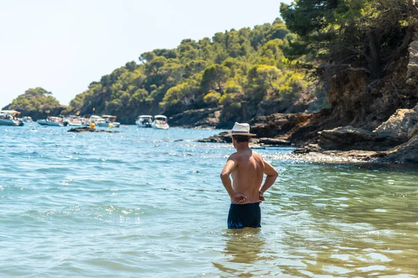 Cala Montjoi Турист Наслаждающийся Летней Баней Природном Парке Cap Creus — стоковое фото