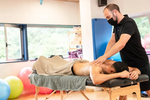 Homme Sportif Recevant Massage Récupération Par Physiothérapeute Sur Une Civière — Photo