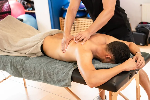 Idrottsman Som Får Massage Sjukgymnast Bår Terapeutisk Ryggmassage Och Osteopati — Stockfoto