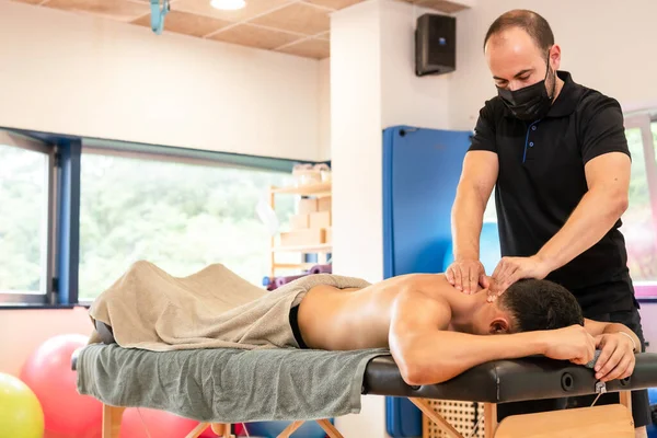 Homme Sportif Recevant Massage Récupération Par Physiothérapeute Sur Une Table — Photo