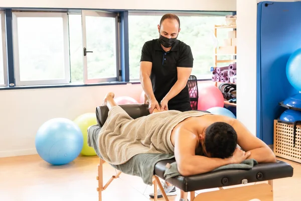 Massage Thérapeutique Des Jambes Ostéopathie Récupération Sportive Sportif Recevant Massage — Photo