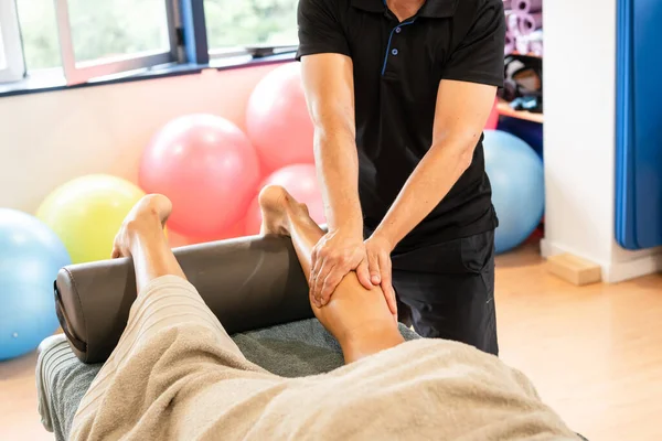 Detalj Terapeutisk Massage Bollen Benet Och Sport Återhämtning Osteopati Sportsman — Stockfoto