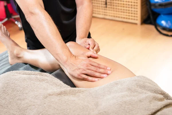 Detalhe Massagem Terapêutica Coxa Osteopatia Recuperação Esportiva Esportista Recebendo Uma — Fotografia de Stock