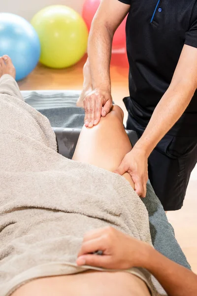 Detalhe Massagem Terapêutica Coxa Osteopatia Recuperação Esportiva Esportista Recebendo Uma — Fotografia de Stock