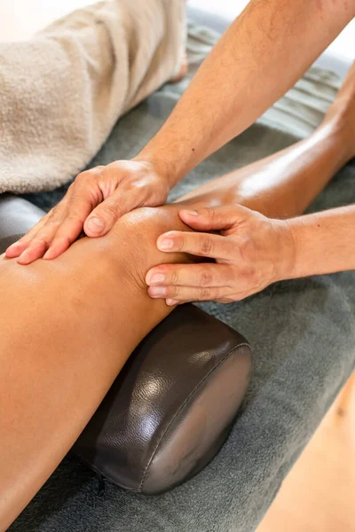 Detalhe Massagem Terapêutica Joelho Osteopatia Recuperação Esportiva Esportista Recebendo Uma — Fotografia de Stock