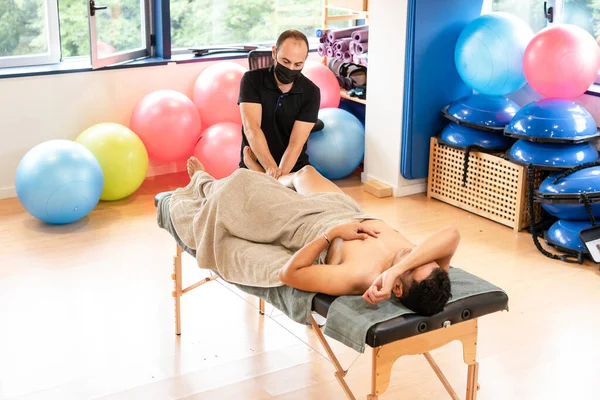 Massagem Tornozelo Terapêutica Osteopatia Recuperação Esportiva Esportista Recebendo Uma Massagem — Fotografia de Stock