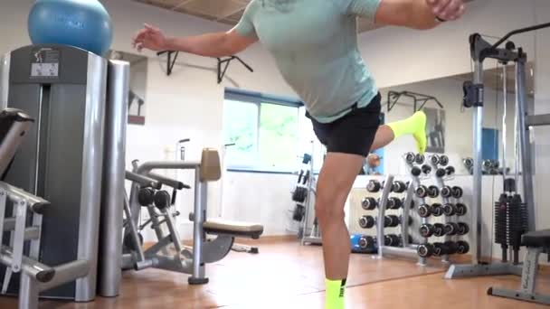 Portret Van Een Blanke Man Sportschool Die Evenwichtsoefeningen Doet Voor — Stockvideo