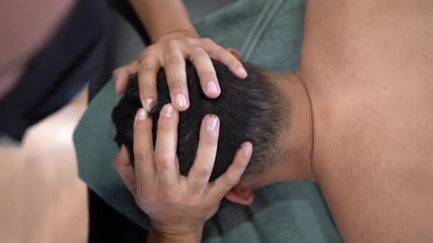 Homme Sportif Recevant Massage Récupération Par Physiothérapeute Sur Une Civière — Video