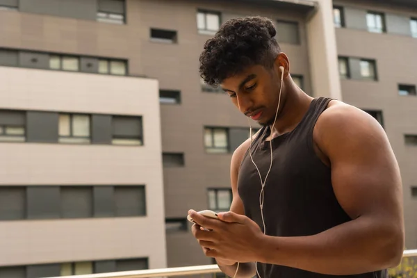 Arab Silný Mladý Muž Dělá Sport Městě Připravuje Hudbu Před — Stock fotografie