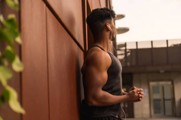Arab Silný Mladý Muž Provádění Sportovních Cvičení Městě Ukazuje Svaly — Stock fotografie