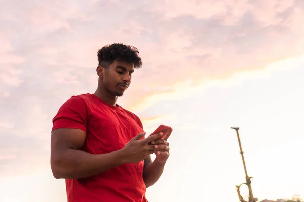 Arabi Nuori Mies Punainen Paita Auringonlaskussa Kaupungissa Kaupungin Elämäntapa — kuvapankkivalokuva
