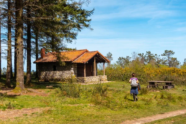 Usurbil, Gipuzkoa 'da Andatza Dağı' nın tepesinde yürüyen genç bir kadın. Bask Ülkesi