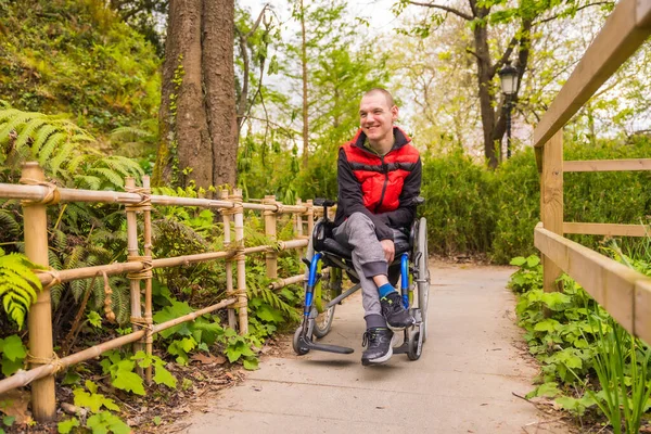 시내의 공원에서 마비된 남자의 모습입니다 휠체어에 앉아서 — 스톡 사진