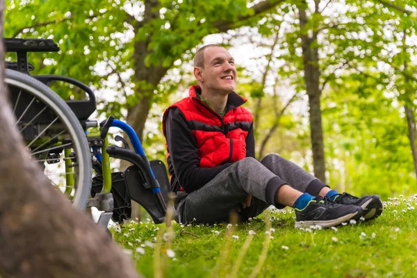 휠체어 잔디에 마비된 청년의 — 스톡 사진