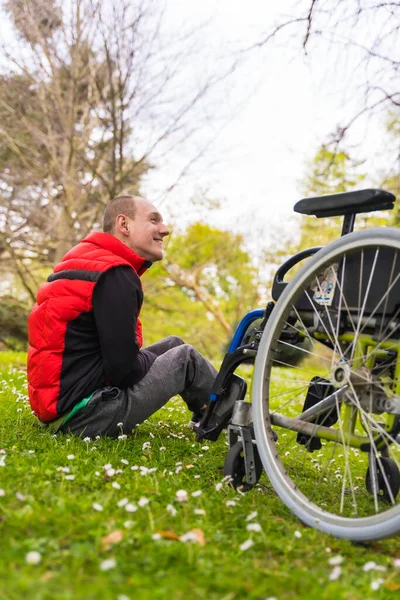장애인 휠체어 잔디에 카메라를 있습니다 — 스톡 사진