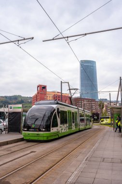 Vizcaya, Bilbao şehrinde yeşil tramvay. Bask Ülkesi