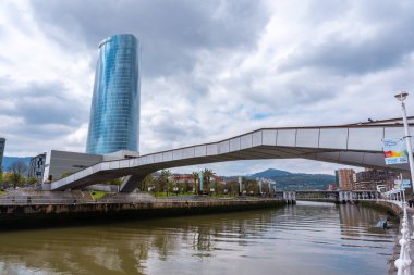 Vizcaya 'nın Bilbao kentindeki Iberdrola binasının güzel manzarası. Bask Ülkesi