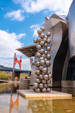 Bir bahar sabahı Bilbao 'daki Guggenheim Müzesi' nin yanındaki top heykeli, Vizcaya. Bask Ülkesi