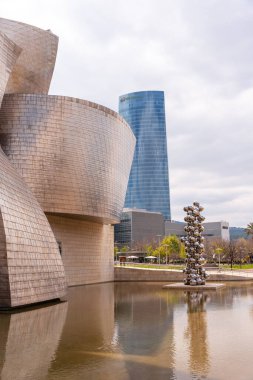 Bulutlu bir bahar sabahı, Bilbao 'daki Guggenheim Müzesi' nin yanındaki top heykeli, Vizcaya. Bask Ülkesi