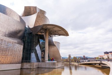 Bulutlu bir bahar sabahı, Bilbao 'daki Guggenheim Müzesi' nin yanındaki top heykeli, Vizcaya. Bask Ülkesi