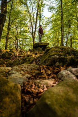 Bask bölgesindeki Aitzetako Txabala Dolmen 'de bir adam. Errenteria, Gipuzkoa. dikey resim