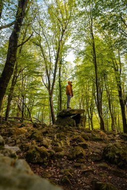 Bask ülkesindeki Aitzetako Txabala Dolmen 'in tepesinde bir adam. Errenteria, Gipuzkoa. dikey resim