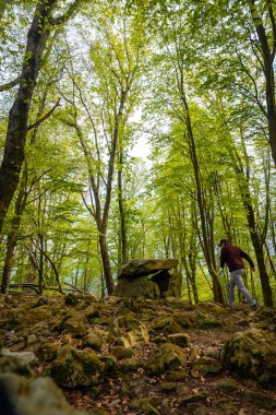 Baharda Aitzetako Txabala Dolmen 'in tepesinde bir adam. Errenteria, Gipuzkoa