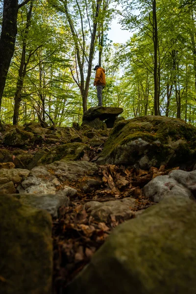Bask bölgesindeki Aitzetako Txabala Dolmen 'de bir adam. Errenteria, Gipuzkoa. dikey resim