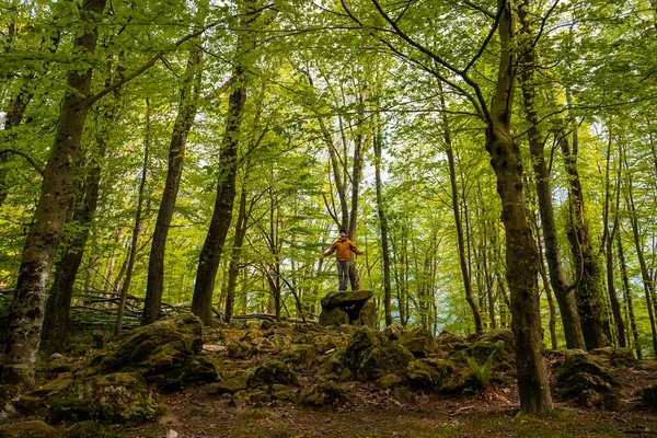 Bask bölgesindeki Aitzetako Txabala Dolmen 'de bir adam. Errenteria, Gipuzkoa