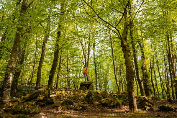Bask bölgesindeki Aitzetako Txabala Dolmen 'de bir adam. Errenteria, Gipuzkoa