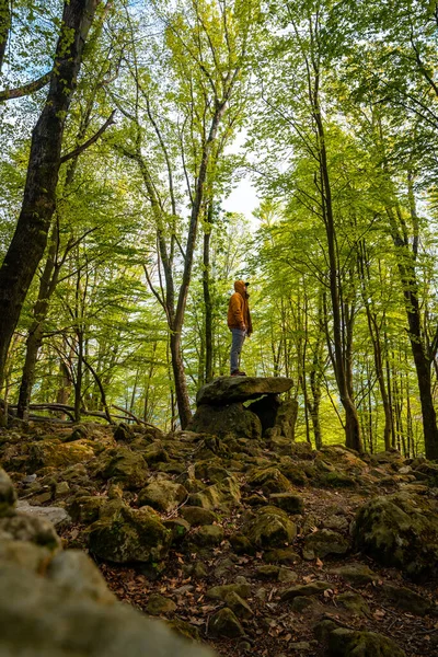 Bask ülkesindeki Aitzetako Txabala Dolmen 'in tepesinde bir adam. Errenteria, Gipuzkoa. dikey resim