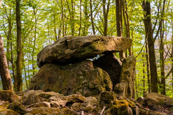 Baharda Bask Bölgesi 'ndeki Aitzetako Txabala Dolmen' in detayları. Errenteria, Gipuzkoa