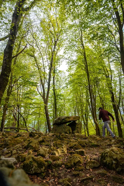 Baharda Aitzetako Txabala Dolmen 'in tepesinde bir adam. Errenteria, Gipuzkoa
