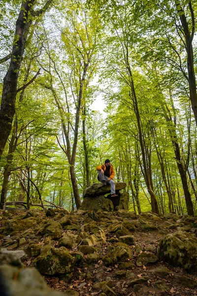 Baharda Aitzetako Txabala Dolmen 'in tepesinde bir adam. Errenteria, Gipuzkoa