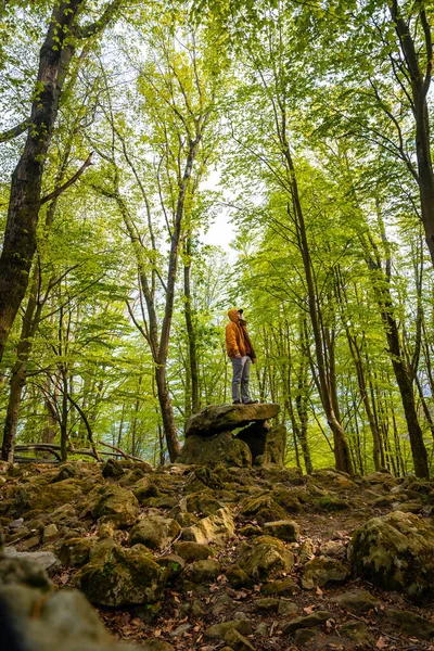 Homem Topo Aitzetako Txabala Dolmen País Basco Primavera Errenteria Gipuzkoa — Fotografia de Stock