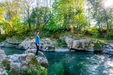 Cangas de Onis kasabası yakınlarındaki Sella nehrinin tadını çıkaran genç bir turist. Asturyalar. İspanya