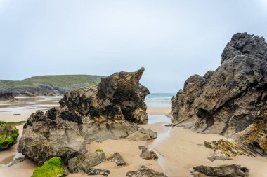 Llanes kasabasındaki Borizu yarımadasındaki Sorraos plajı. Asturyalar. İspanya