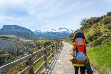 Oğluyla birlikte Covadonga göllerindeki Buferrera madenlerini ziyaret eden bir anne. Asturyalar. İspanya