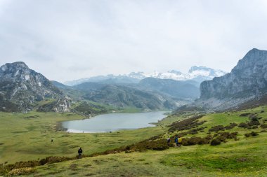 Covadonga Gölü 'ndeki Ercina Gölü' nün Entrelagos bakış açısından bakın. Asturyalar. İspanya