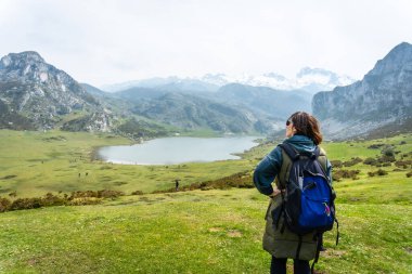 Covadonga Gölü 'ndeki Ercina Gölü' nün Entrelagos bakış açısından sırt çantalı genç bir turist. Asturyalar. İspanya