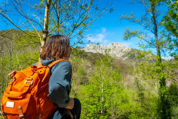 Young Woman Backpack Looking Mountains Sella River Tornin Olla San — Foto de Stock
