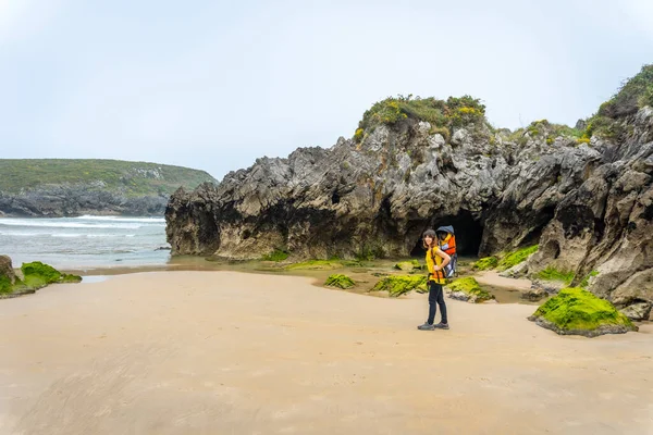 Oğluyla Birlikte Llanes Kasabasındaki Borizu Yarımadasındaki Playa Sorraos Yaşayan Bir — Stok fotoğraf