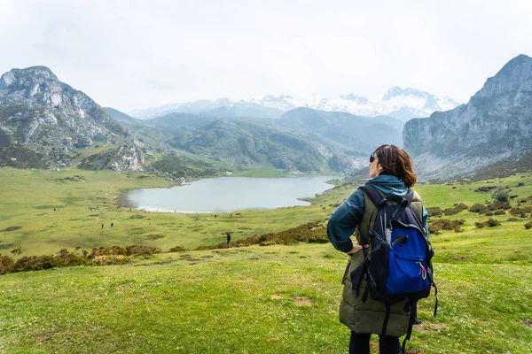 Young Tourist Backpack Entrelagos Viewpoint Lake Ercina Lakes Covadonga Asturias —  Fotos de Stock