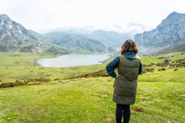 Young Tourist Entrelagos Viewpoint Lake Ercina Lakes Covadonga Asturias Spain — Foto de Stock