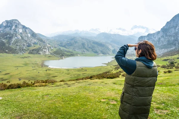 Young Tourist Enjoying Views Entrelagos Viewpoint Lake Ercina Lakes Covadonga —  Fotos de Stock