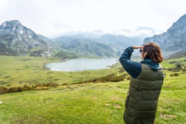 Covadonga Gölü Ndeki Ercina Gölü Manzarasının Tadını Çıkaran Genç Bir — Stok fotoğraf