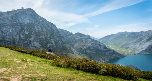 Covadonga Gölü 'nde Enol Gölü' ne bakan bir çift. Asturyalar. İspanya