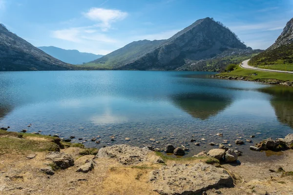 Covadonga Gölü 'ndeki güzel Enol Gölü. Asturyalar. İspanya