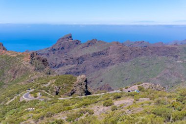 Tenerife Kanarya Adaları 'nın kuzeyindeki Masca Dağı' nda karmaşık bir yol.