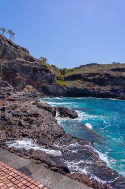 Tenerife, Kanarya Adaları 'nın batı kıyısındaki Abama plajında güzel bir sahil şeridi.